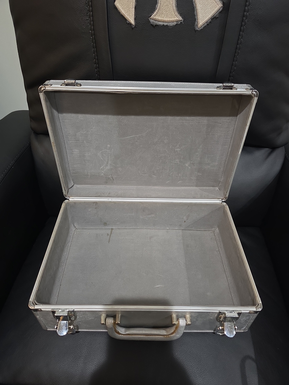 Jordan Silver Metallic Travel Case with Jumpman Emblem - Picture 2 of 4